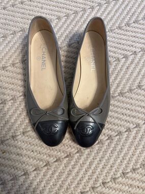 CHANEL Gray Leather Ballet Flats GREAT CONDITION size 39.5 EU 8.5 US